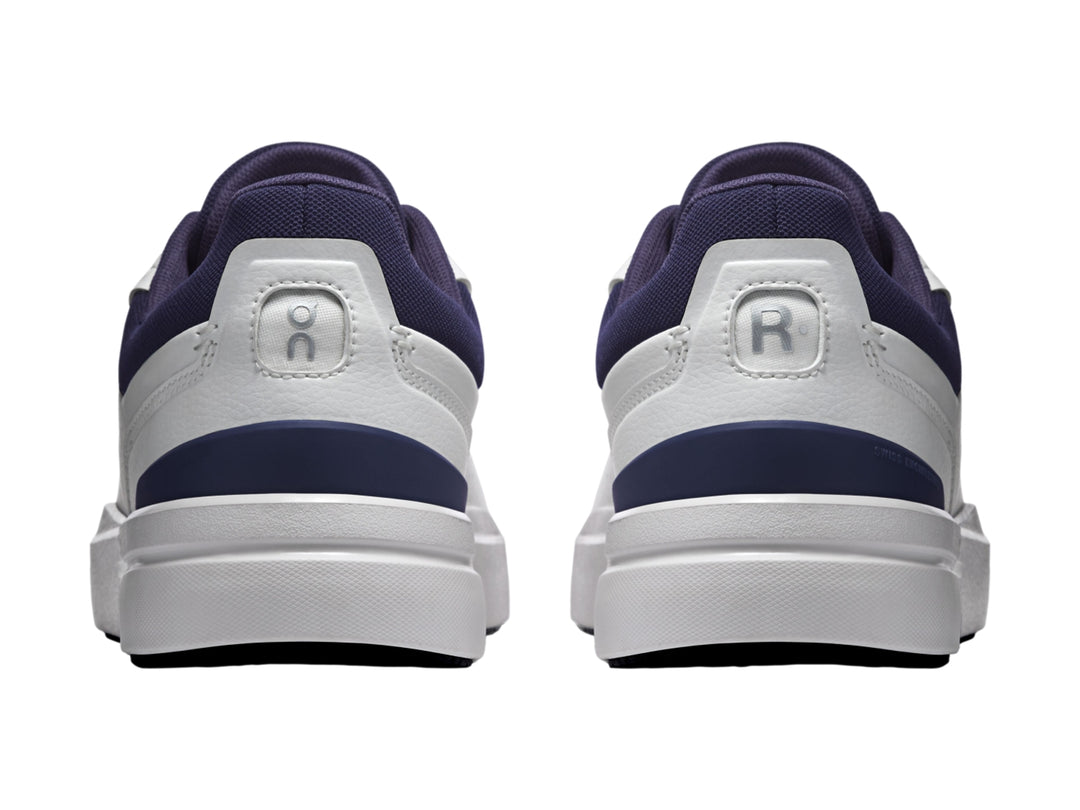 Tenis On Cloud The Roger Advantage blancos con detalles en azul marino en el talón y cuello.