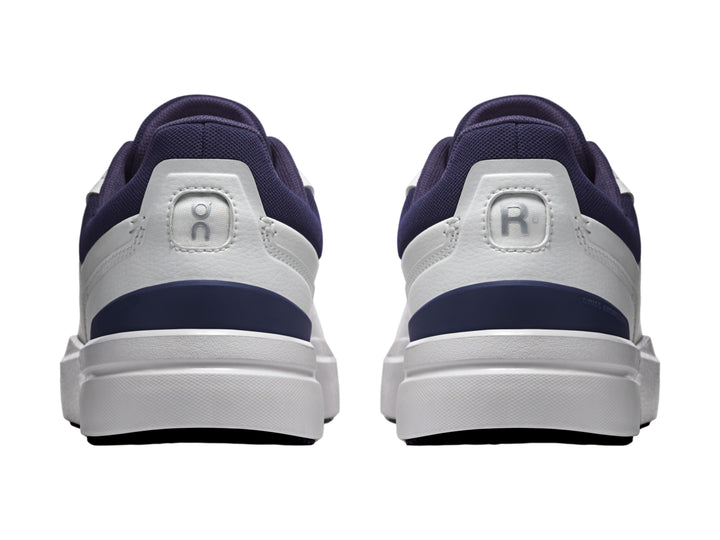 Tenis On Cloud The Roger Advantage blancos con detalles en azul marino en el talón y cuello.