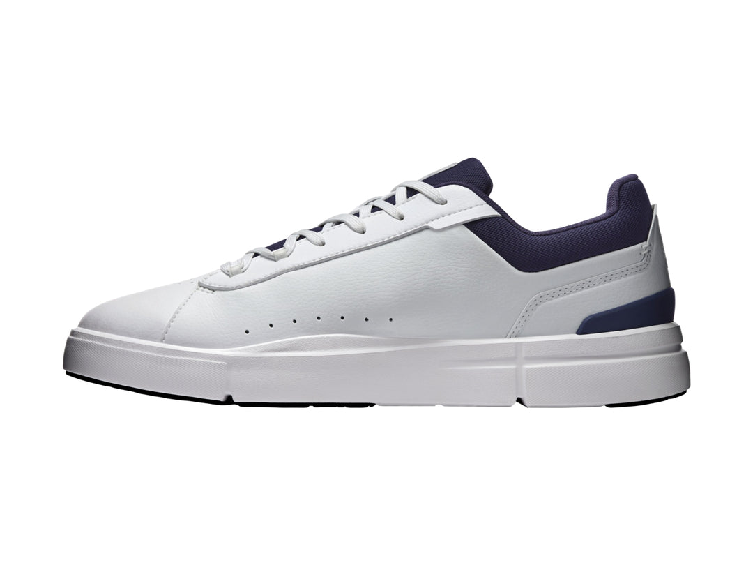 Tenis On Cloud The Roger Advantage blancos con detalles en azul marino en el talón y cuello.