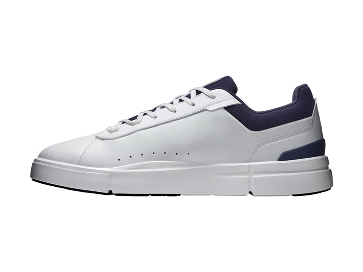 Tenis On Cloud The Roger Advantage blancos con detalles en azul marino en el talón y cuello.