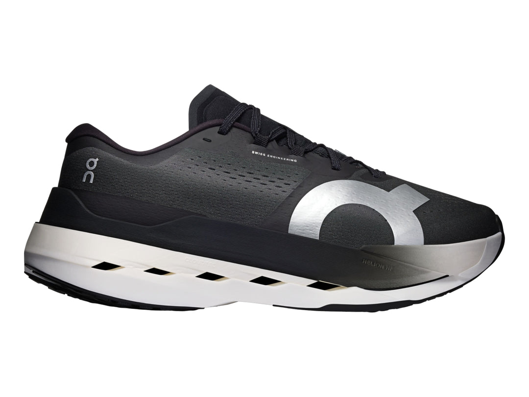 Tenis deportivos On Cloud Cloudboom Max color negro con suela blanca y detalles plateados.