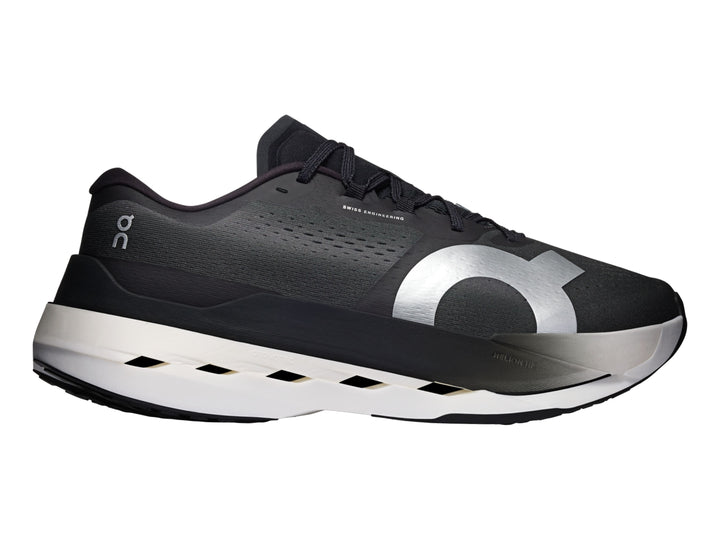 Tenis deportivos On Cloud Cloudboom Max color negro con suela blanca y detalles plateados.