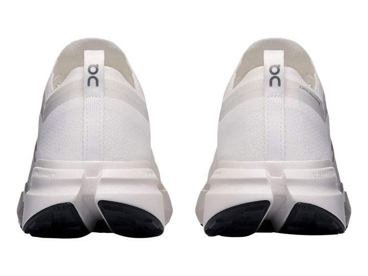Tenis deportivos On Cloud Cloudsoma color blanco para hombre con suela blanca y base negra.