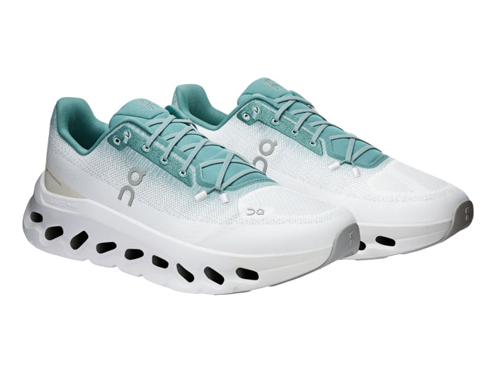 Tenis On Cloud Cloudtilt color azul claro con suela blanca gruesa para hombre.