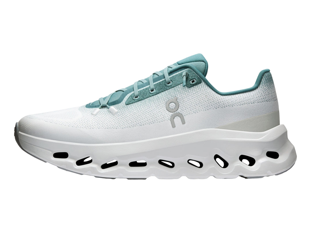 Tenis On Cloud Cloudtilt color azul claro con suela blanca gruesa para hombre.