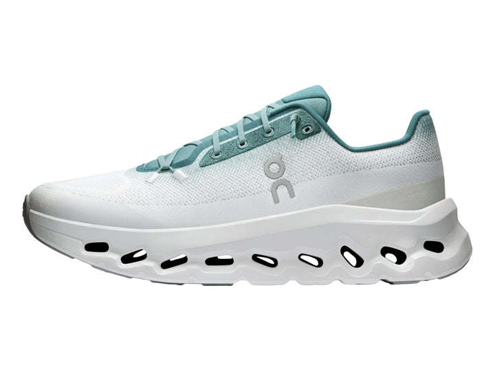 Tenis On Cloud Cloudtilt color azul claro con suela blanca gruesa para hombre.