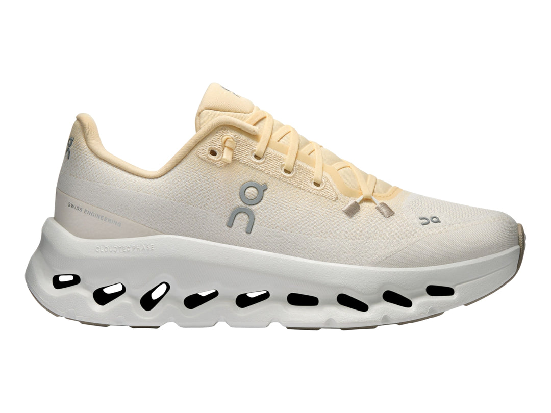 Tenis deportivos On Cloud Cloudtilt color rubio con suela blanca para mujer.