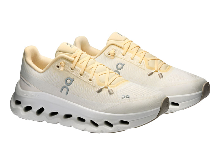 Tenis deportivos On Cloud Cloudtilt color rubio con suela blanca para mujer.