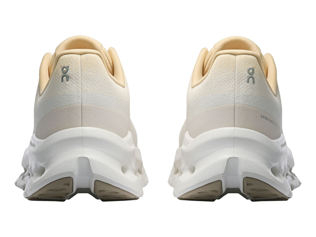 Tenis deportivos On Cloud Cloudtilt color rubio con suela blanca para mujer.