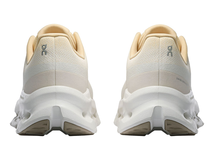 Tenis deportivos On Cloud Cloudtilt color rubio con suela blanca para mujer.