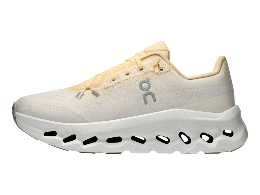Tenis deportivos On Cloud Cloudtilt color rubio con suela blanca para mujer.