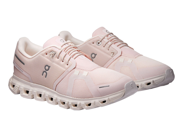 Tenis deportivos On Cloud 6 color rosa claro y blanco para mujer con suela amortiguada.