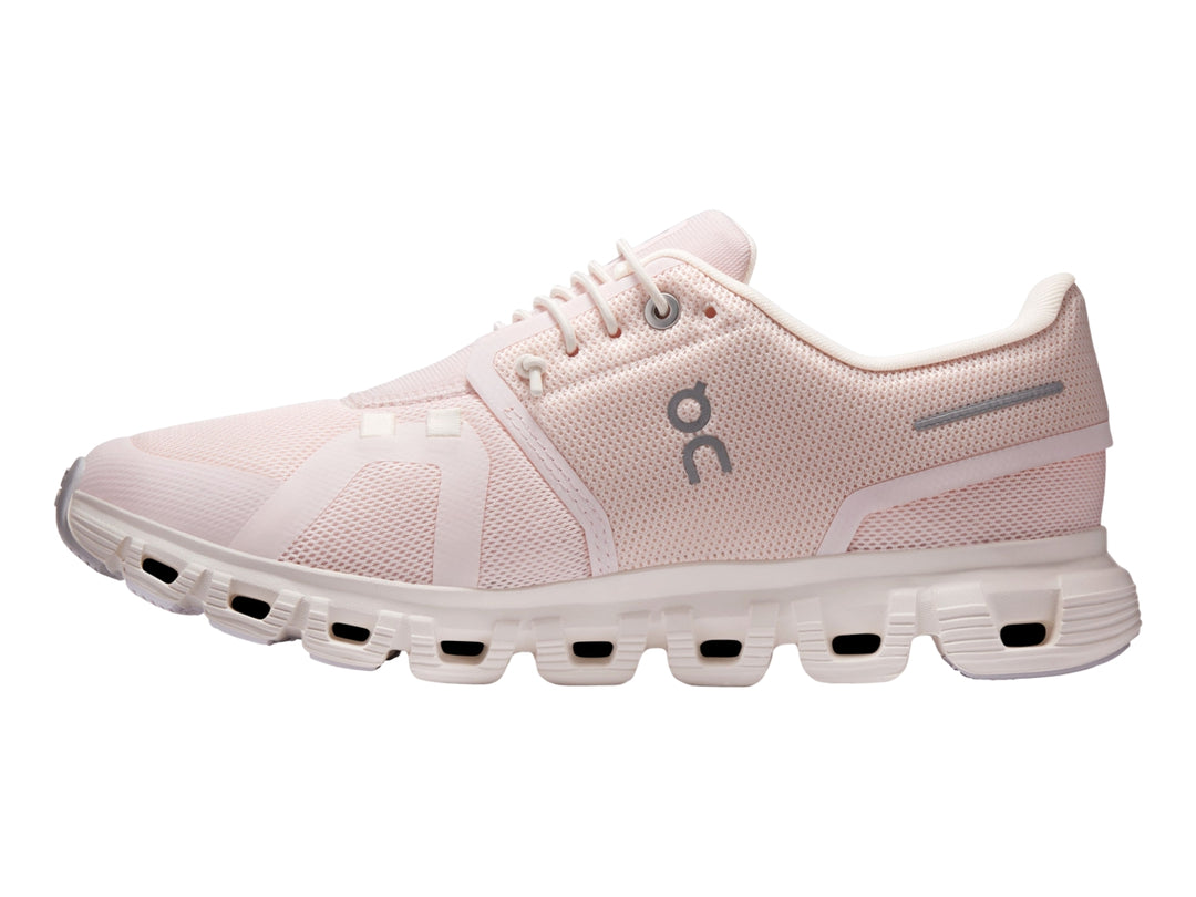 Tenis deportivos On Cloud 6 color rosa claro y blanco para mujer con suela amortiguada.