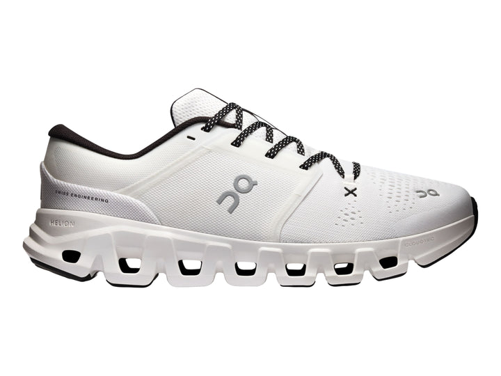 Tenis deportivos On Cloud X 5 color blanco con detalles en negro para hombre.