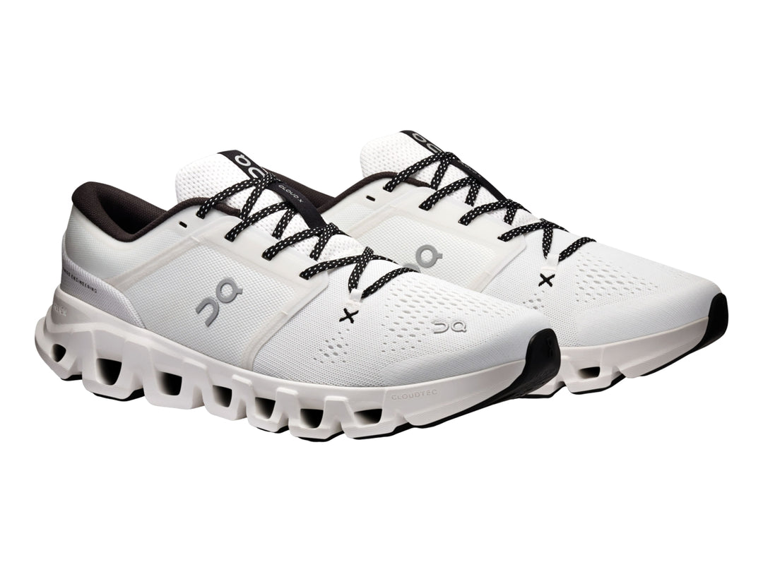 Tenis deportivos On Cloud X 5 color blanco con detalles en negro para hombre.