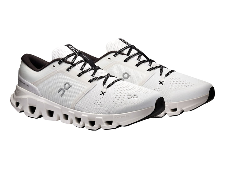 Tenis deportivos On Cloud X 5 color blanco con detalles en negro para hombre.