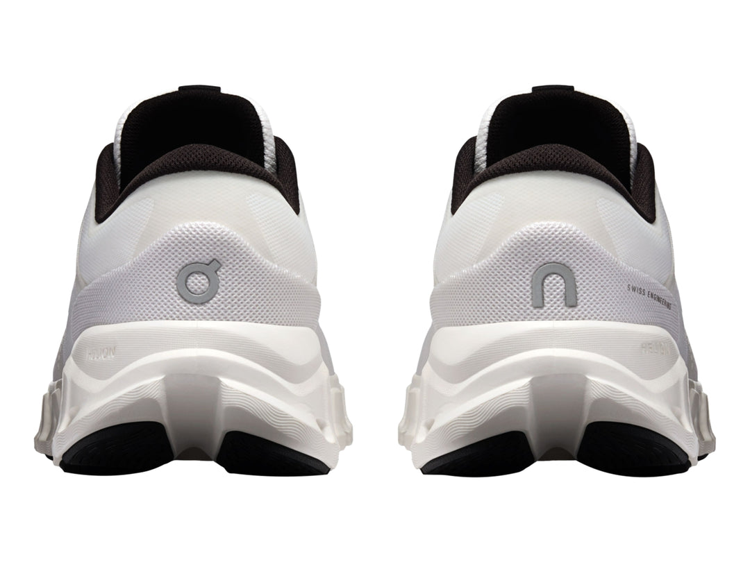 Tenis deportivos On Cloud X 5 color blanco con detalles en negro para hombre.