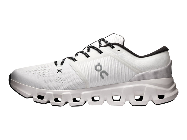 Tenis deportivos On Cloud X 5 color blanco con detalles en negro para hombre.