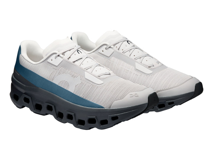 Tenis On Cloud Cloudmonster Void color plata y gris oscuro con detalles azules y suela CloudTec.