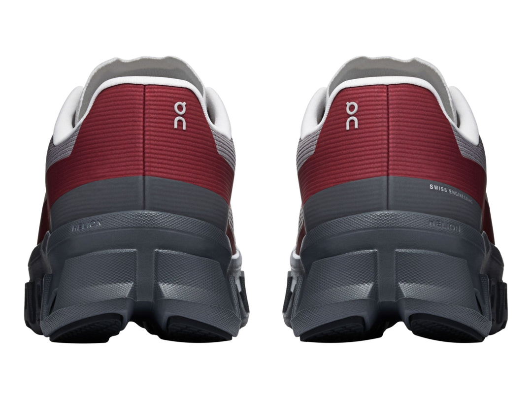 Tenis On Cloud Cloudmonster Void Eclipse para hombre en color gris con franja roja y suela oscura.