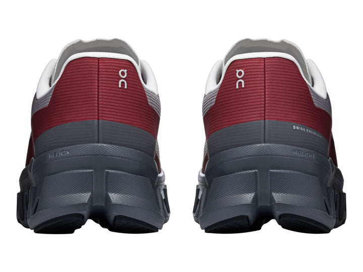 Tenis On Cloud Cloudmonster Void Eclipse para hombre en color gris con franja roja y suela oscura.