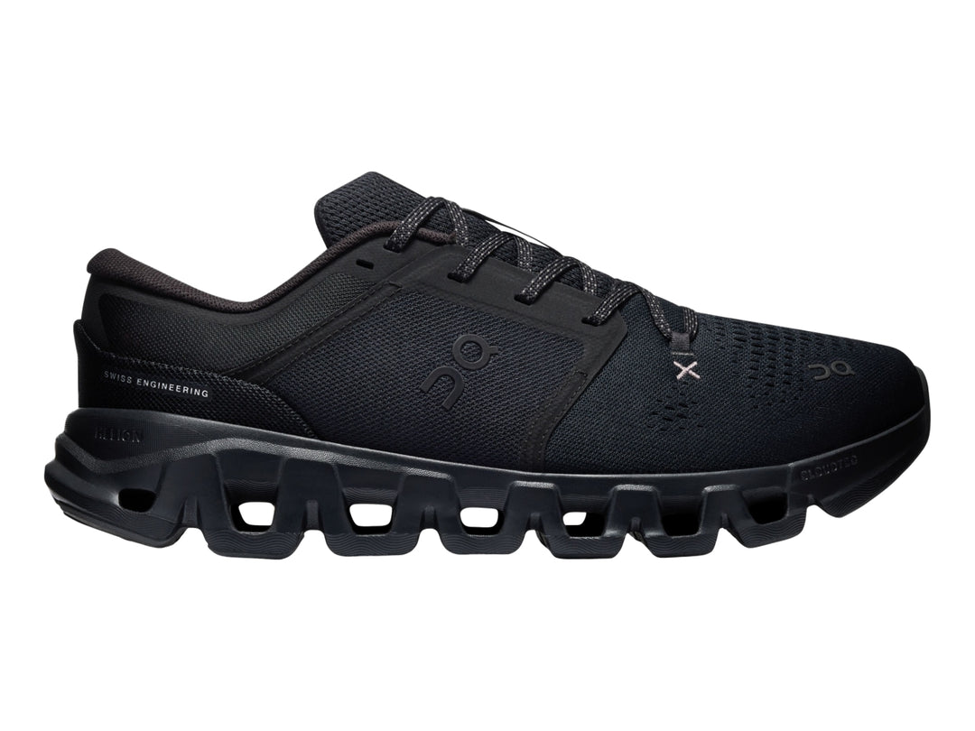Tenis deportivos On Cloud X 5 en color negro total, vista lateral.