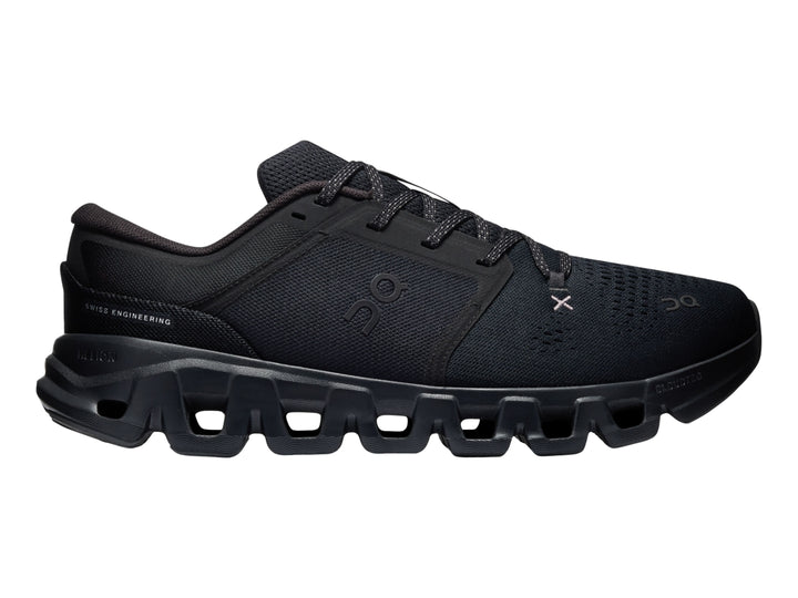 Tenis deportivos On Cloud X 5 en color negro total, vista lateral.