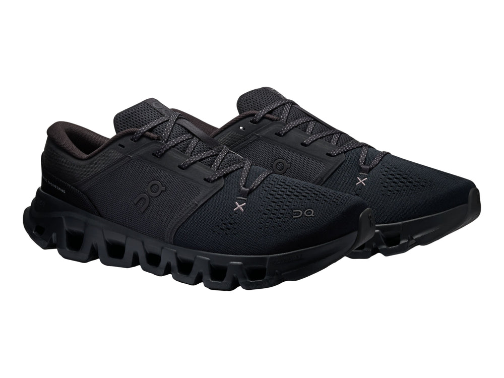 Tenis deportivos On Cloud X 5 en color negro total, vista lateral.