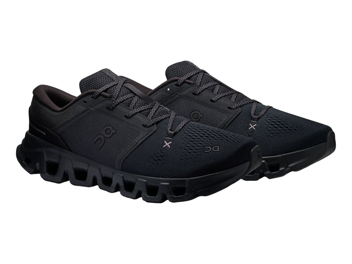 Tenis deportivos On Cloud X 5 en color negro total, vista lateral.