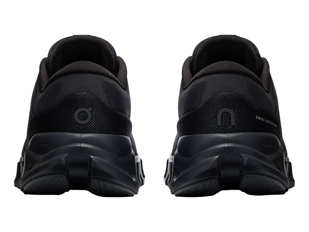 Tenis deportivos On Cloud X 5 en color negro total, vista lateral.