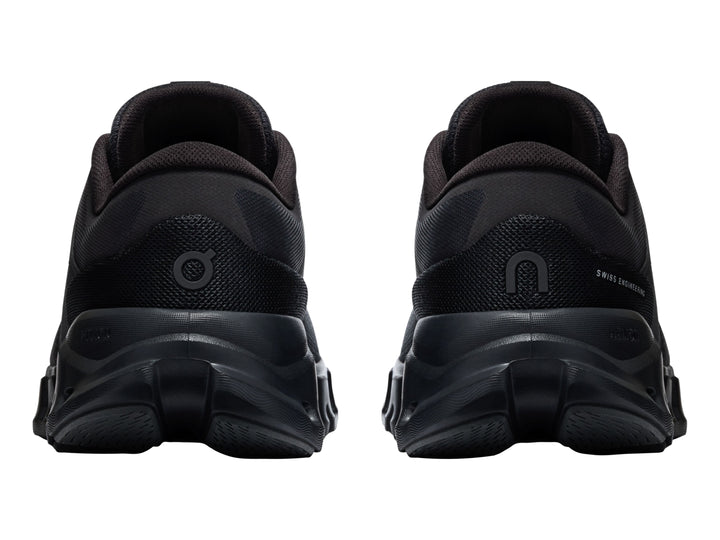 Tenis deportivos On Cloud X 5 en color negro total, vista lateral.