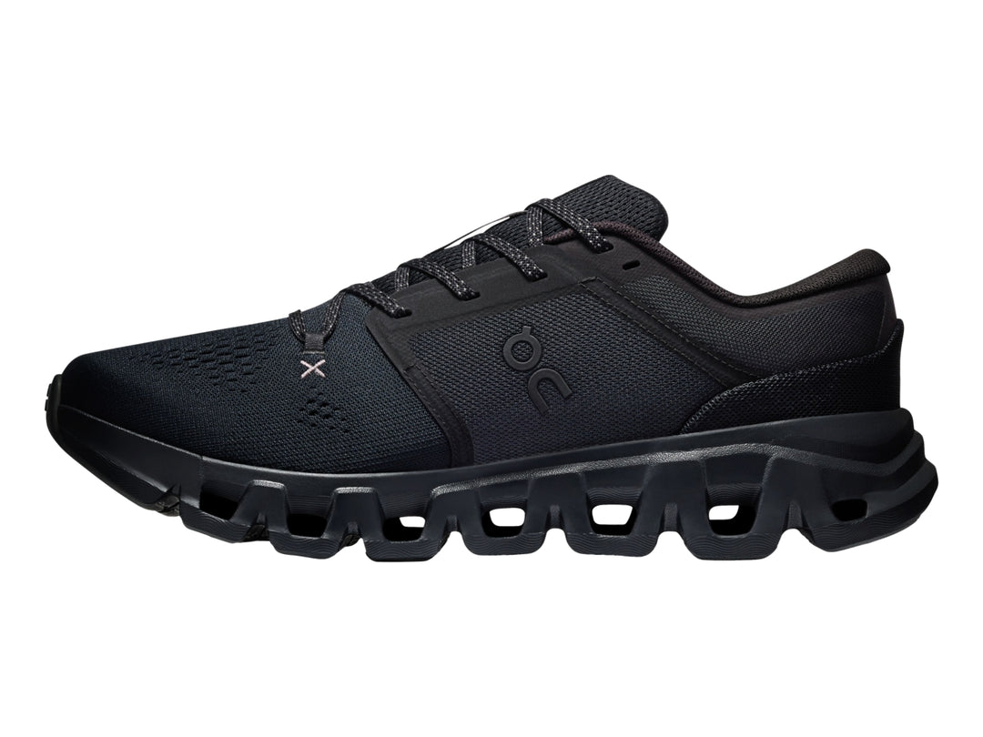 Tenis deportivos On Cloud X 5 en color negro total, vista lateral.