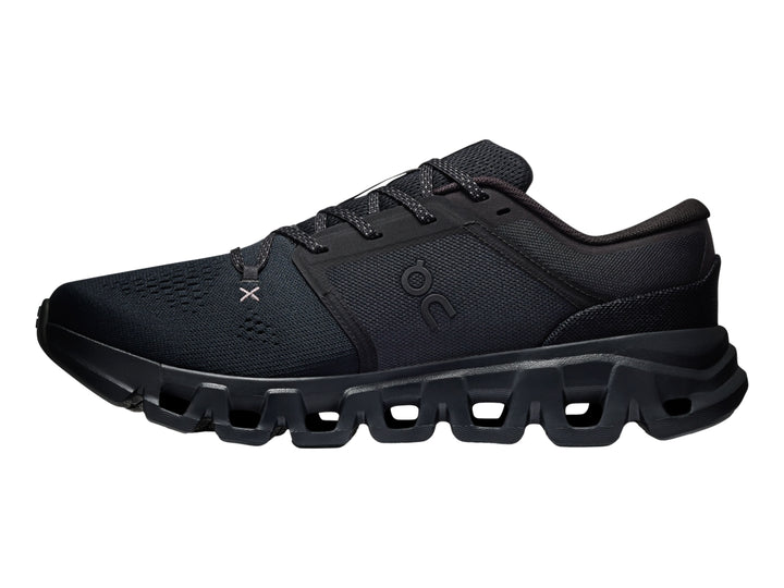 Tenis deportivos On Cloud X 5 en color negro total, vista lateral.