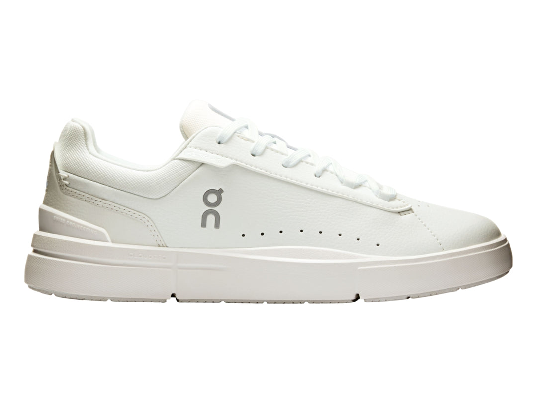 Tenis On Cloud The Roger Advantage color blanco para mujer con diseño minimalista y suela plana.