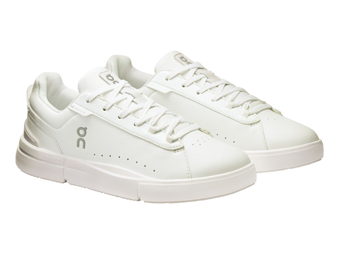 Tenis On Cloud The Roger Advantage color blanco para mujer con diseño minimalista y suela plana.