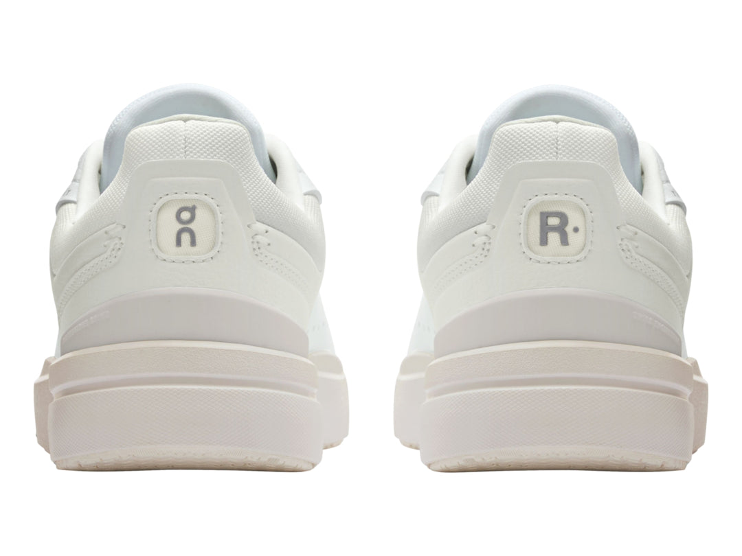 Tenis On Cloud The Roger Advantage color blanco para mujer con diseño minimalista y suela plana.