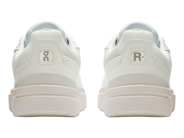 Tenis On Cloud The Roger Advantage color blanco para mujer con diseño minimalista y suela plana.