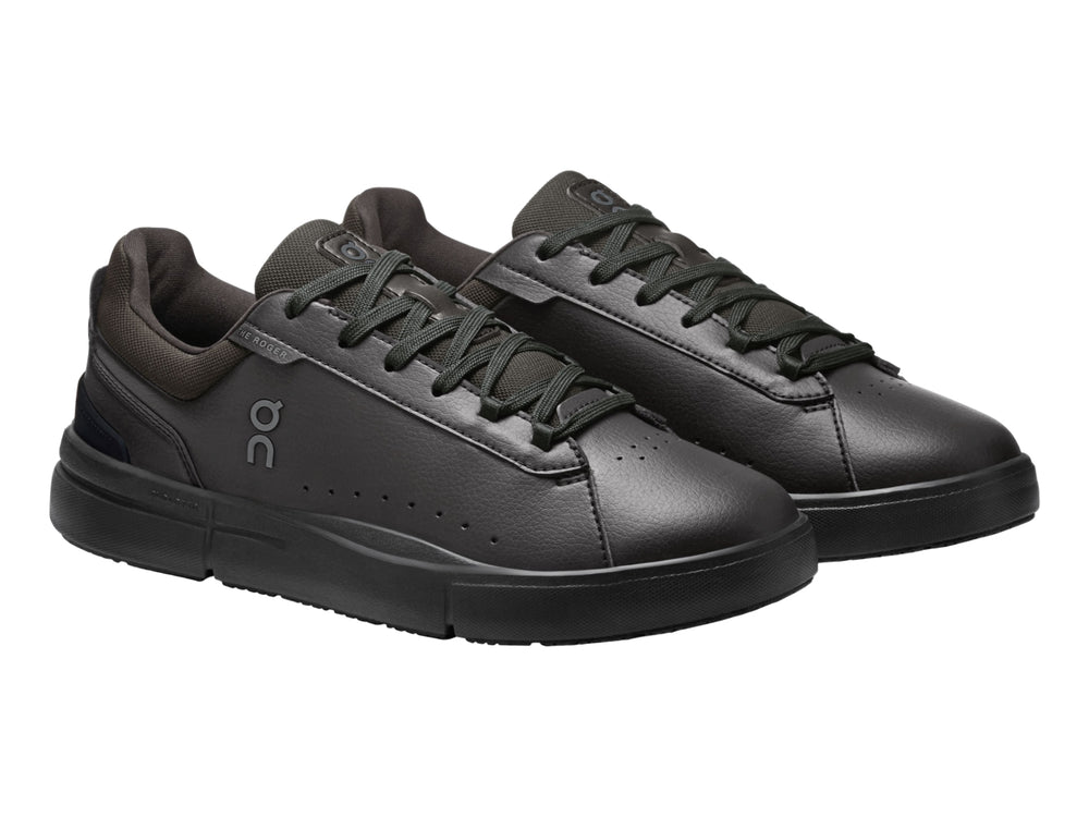 Tenis On Cloud The Roger Advantage color negro para mujer, vista lateral.