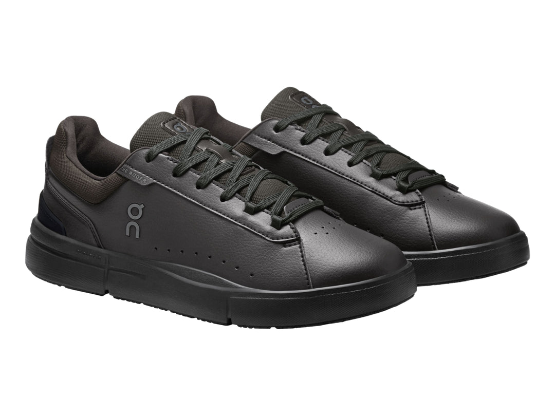 Tenis On Cloud The Roger Advantage color negro para mujer, vista lateral.