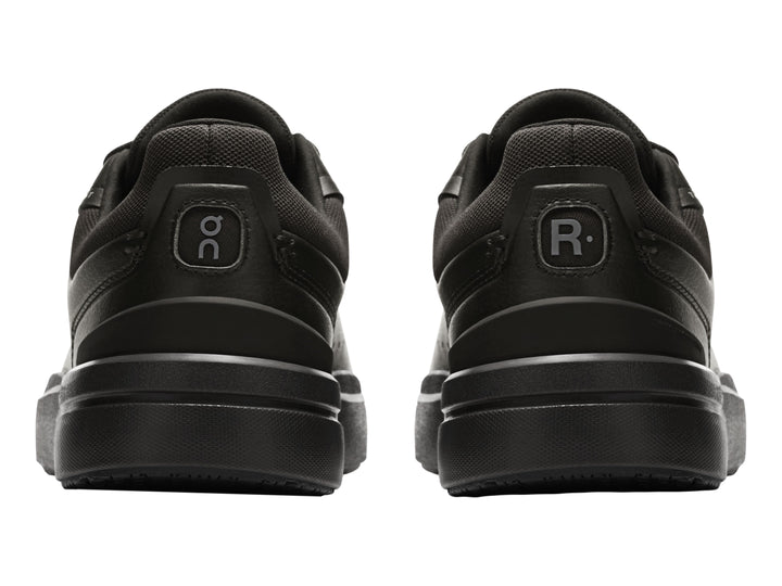 Tenis On Cloud The Roger Advantage color negro para mujer, vista lateral.