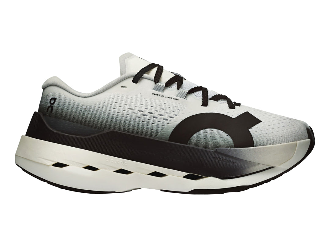 Tenis deportivos On Cloud Cloudboom Max para mujer en colores blanco y negro con suela gruesa.