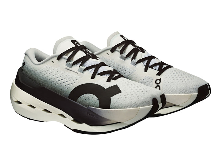 Tenis deportivos On Cloud Cloudboom Max para mujer en colores blanco y negro con suela gruesa.
