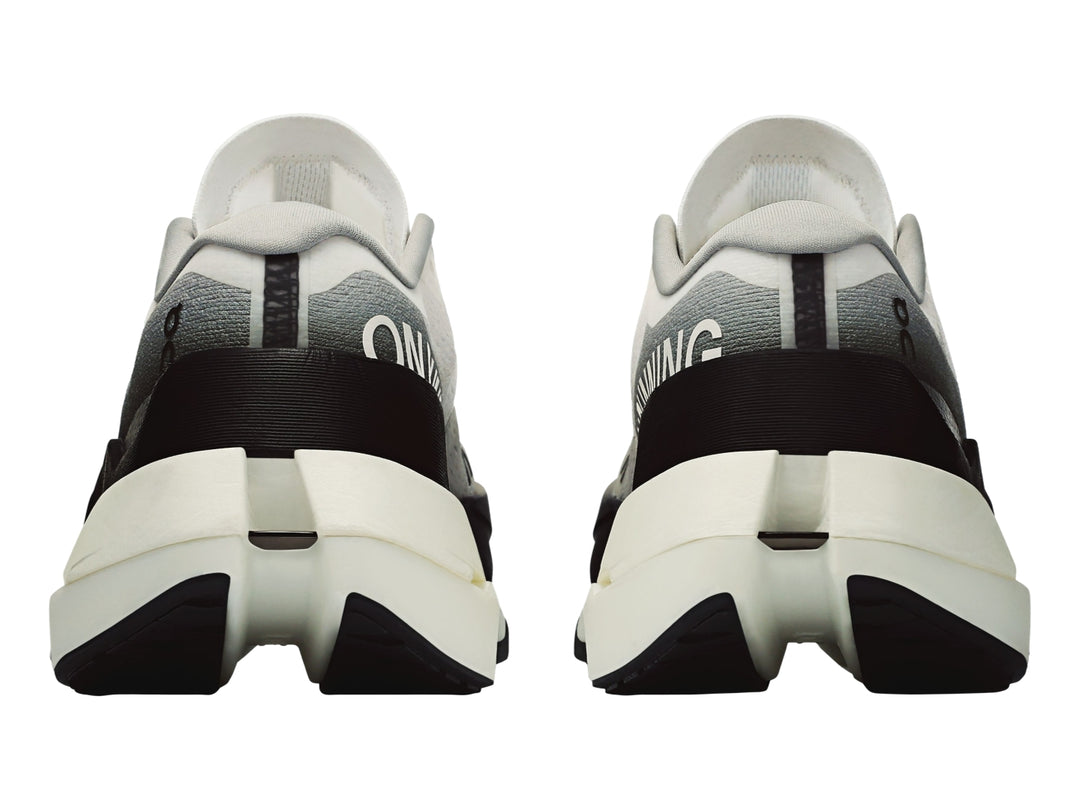 Tenis deportivos On Cloud Cloudboom Max para mujer en colores blanco y negro con suela gruesa.