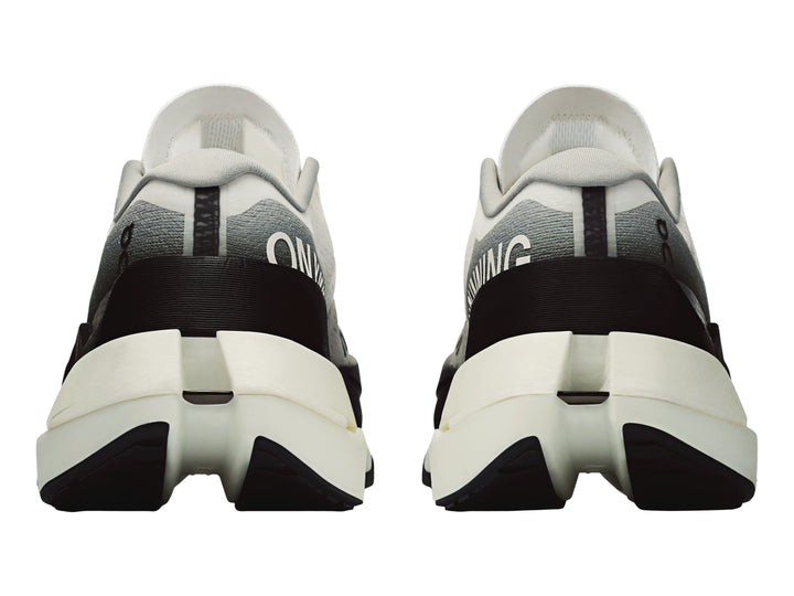 Tenis deportivos On Cloud Cloudboom Max para mujer en colores blanco y negro con suela gruesa.