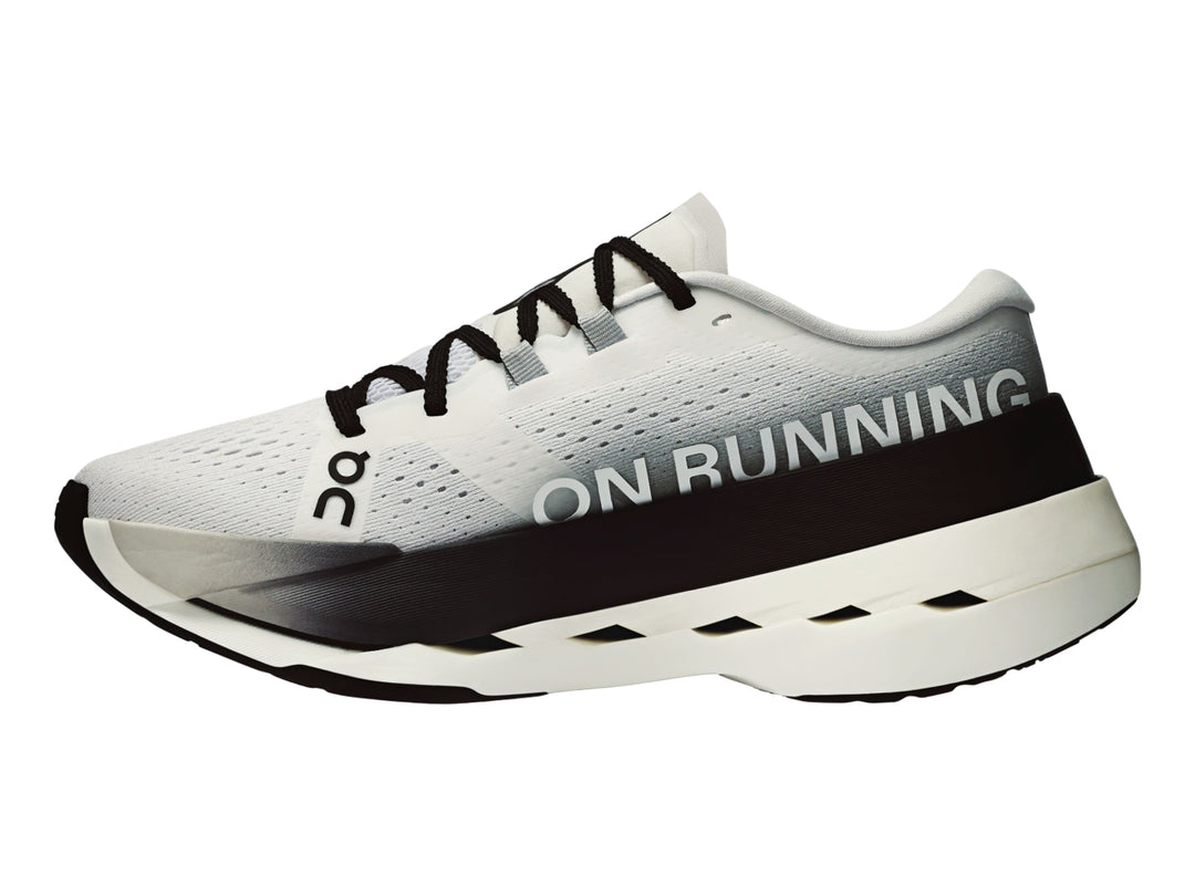Tenis deportivos On Cloud Cloudboom Max para mujer en colores blanco y negro con suela gruesa.