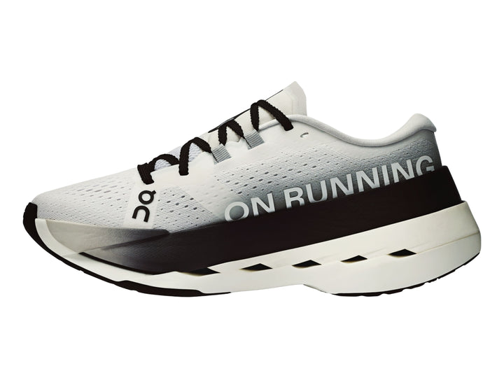 Tenis deportivos On Cloud Cloudboom Max para mujer en colores blanco y negro con suela gruesa.
