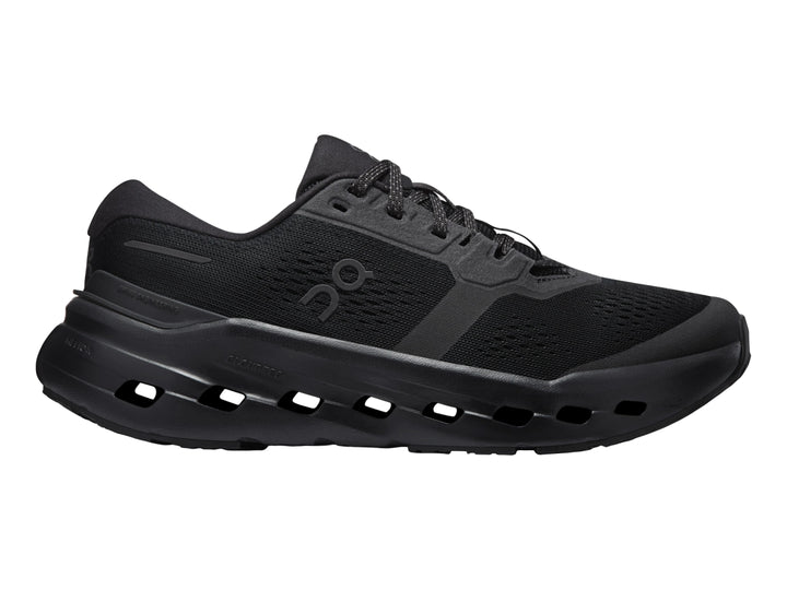 Tenis deportivos On Cloud Cloudrunner 3 en color negro para mujer, vista lateral.