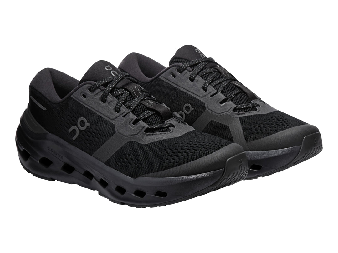 Tenis deportivos On Cloud Cloudrunner 3 en color negro para mujer, vista lateral.