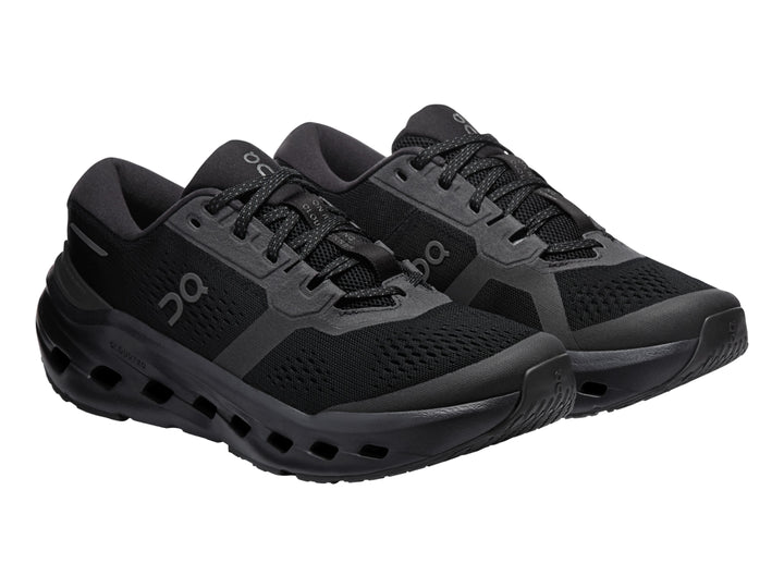 Tenis deportivos On Cloud Cloudrunner 3 en color negro para mujer, vista lateral.