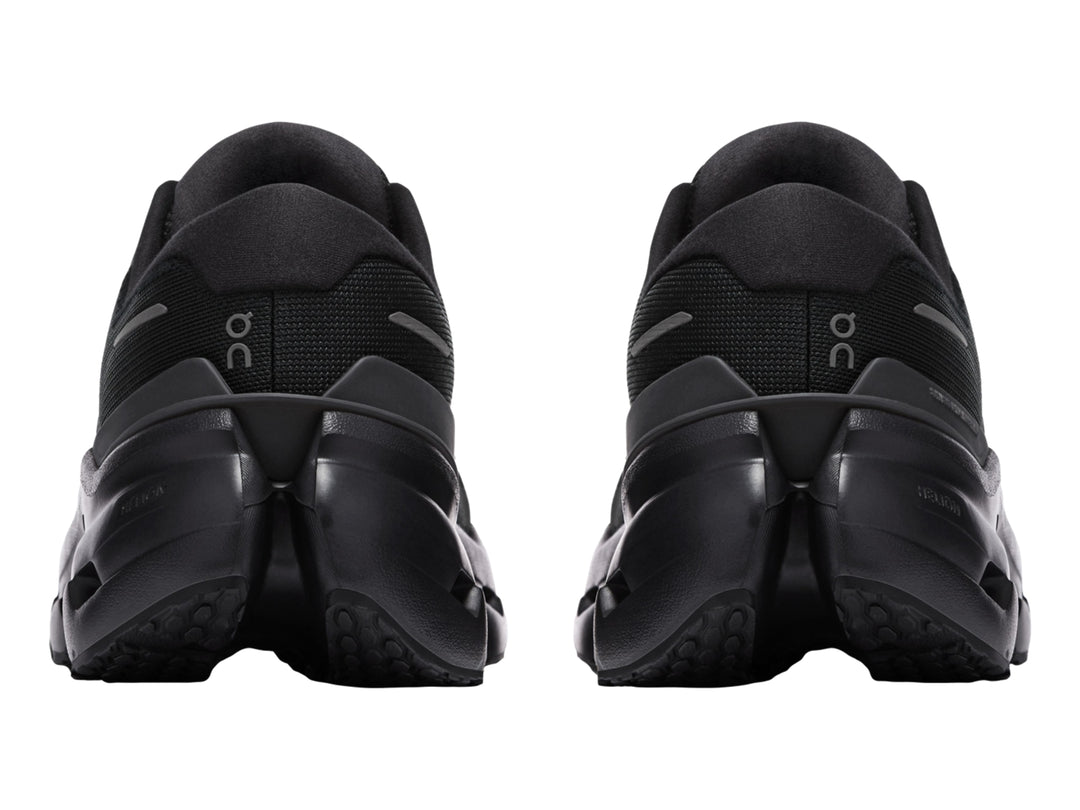 Tenis deportivos On Cloud Cloudrunner 3 en color negro para mujer, vista lateral.